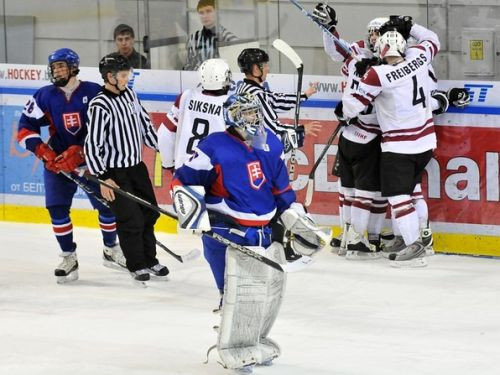 U-18 hokejistiem sāpīgs zaudējums pret Slovākiju