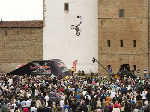 "Red Bull Fighters" braucēji uzstājas Narvā