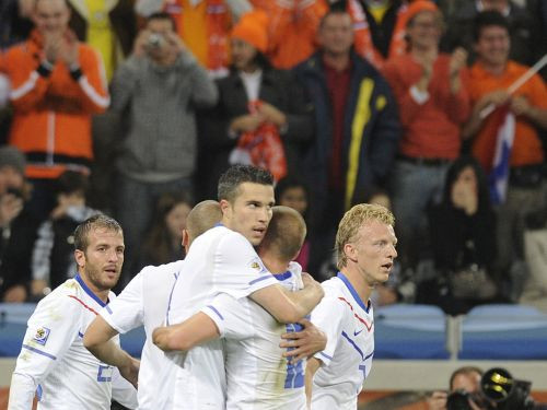 Nīderlande uzvar arī Kamerūnu; tālāk pret Slovākiju