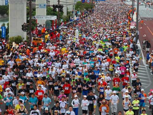 Japānas maratonā līderis pirms finiša aizskrien pa citu ceļu un izlaiž uzvaru