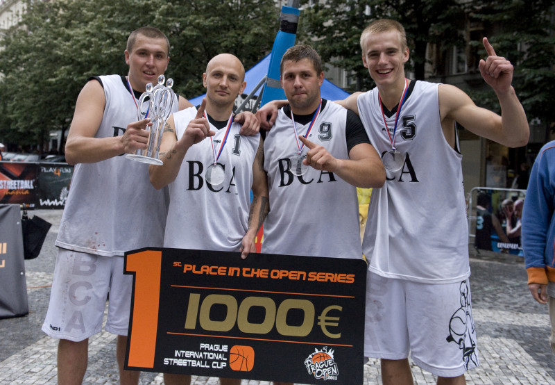 Latvijas strītbasketbolisti "Prague Open" finālā sasit lietuviešus