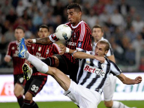 ''Juventus'' spēles izskaņā izmanto Boatenga noraidījumu un uzvar ''Milan''