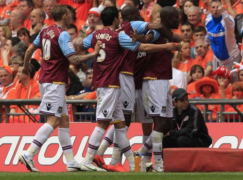 "West Ham" izrauj uzvaru pret "Blackpool" un atgriežas Premjerlīgā