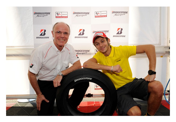 Valentīno Rossi un Bridgestone sadarbojas motociklu riepu drošības uzlabošanā