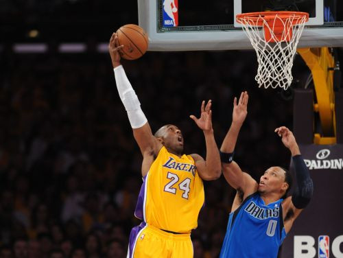 "Lakers" ar Braienta triple-double sakauj "Mavericks", Karmelo 50 punkti Maiami