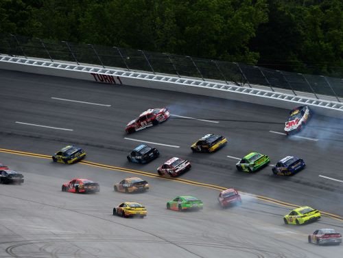 Avārijām bagātā NASCAR posmā Talladegā otro uzvaru karjerā izcīna Regans (+video)