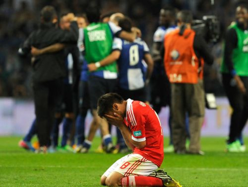 "Porto" zelta spēlē izrauj uzvaru un, visticamāk, atņem "Benfica" čempiones titulu