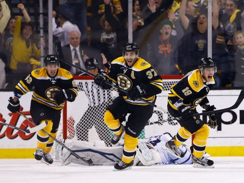 "Bruins" neticami izglābjas un nopelna dueli ar "Rangers"