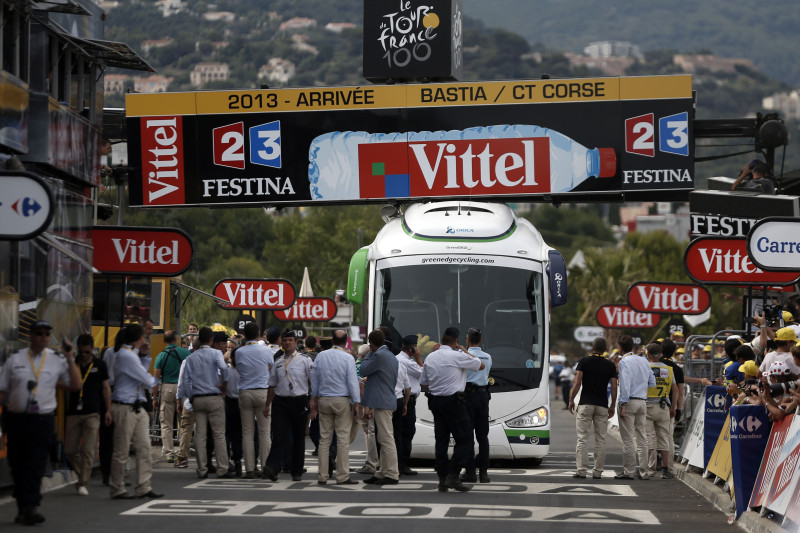 Iestrēdzis autobuss izbojā "Tour de France" atklāšanas posma finišu