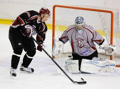 Rīgas "Dinamo" treniņspēlē ar 4:2 uzvar "baltie"