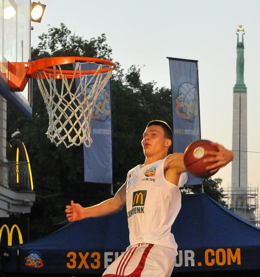 McDonalds ''slam-dunk'' konkursā uzvaru izcīna U18 izlases uzbrucējs Žvīgurs