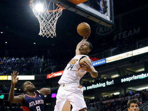 Suns" samet 79 punktus puslaikā, "Spurs" sagaida Pārkera atgriešanos ar uzvaru
