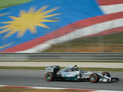 "Mercedes" dominē Sepangā arī pēdējā F1 treniņā