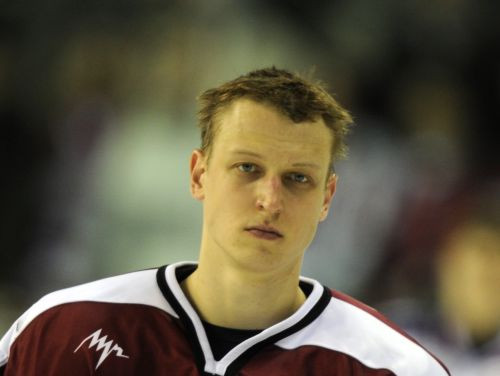 Latvijas hokejisti pirmajā pārbaudē saņem pērienu no Somijas