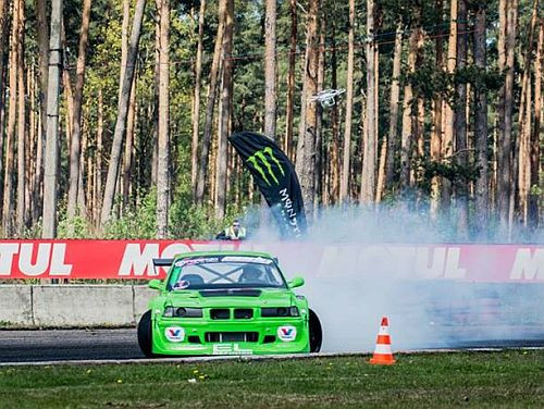 Elksnis nesaskata savu vainu incidentā drifta sacensībās (+video)