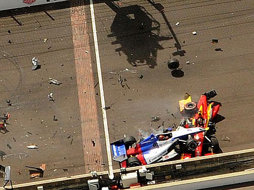 Paženo triumfē incidentiem bagātās IndyCar sacīkstēs Indianapolisā