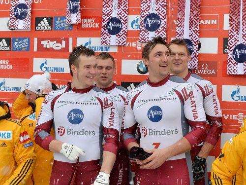 Latvijas augstākās amatpersonas sveic Melbārdi ar dubultu triumfu Pasaules kausā