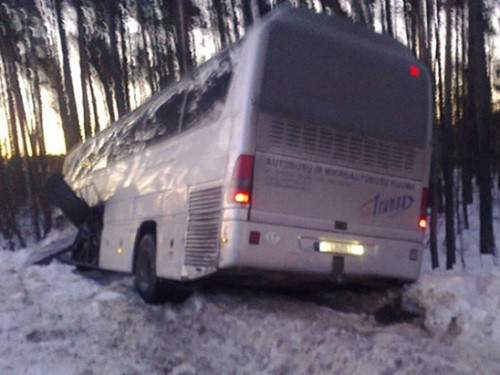Ciprusa komandas autobuss pa ceļam uz spēli iekļūst avārijā