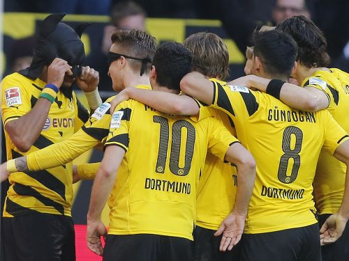 Dortmunde spiež iespaidīgi, taču salauž "Schalke" tikai mača beigās