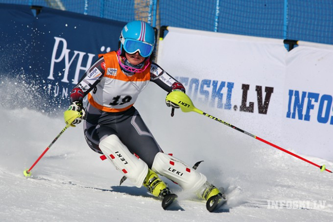 Latvijas kalnu slēpotājas ar labiem rezultātiem startē Somijas čempionātā