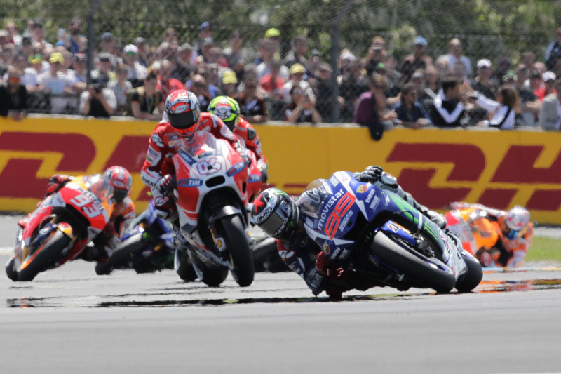 MotoGP: Lorenso izraujas no 3. vietas un gūst elegantu uzvaru