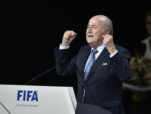 Blaters turpinās vadīt korupcijas skandālu mākto FIFA