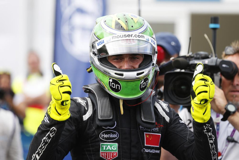 Nelsons Pikē juniors kļūst par pirmo Formula E čempionu