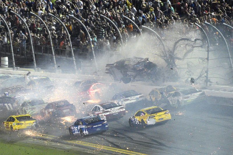 NASCAR Deitonas posms noslēdzas ar šaušalīgu avāriju finišā (+video)