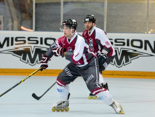 Latvijas "inline" hokejisti zaudē Ungārijai un ieņem sesto vietu
