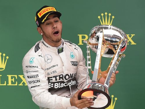 Hamiltons dramatiskā sacīkstē nodrošina trešo F1 čempiona titulu