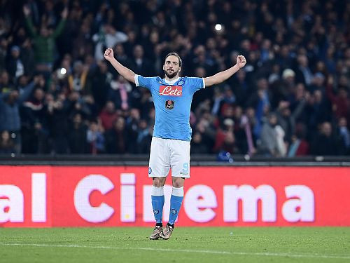 ''Napoli'' emocijām pārbagātā galotnē nosargā uzvaru pret ''Inter''