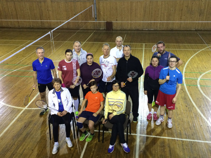 Jelgavas badmintonisti uzvar Ozolniekus, zaudē Penkulē