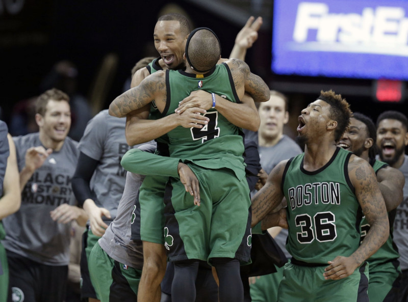 Bredlijs ar pēdējās sekundes metienu izrauj "Celtics" uzvaru Klīvlendā