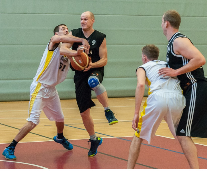 Jelgavas pilsētas basketbola čempionāta finālā spēlē "Doks" un "Ķepas"