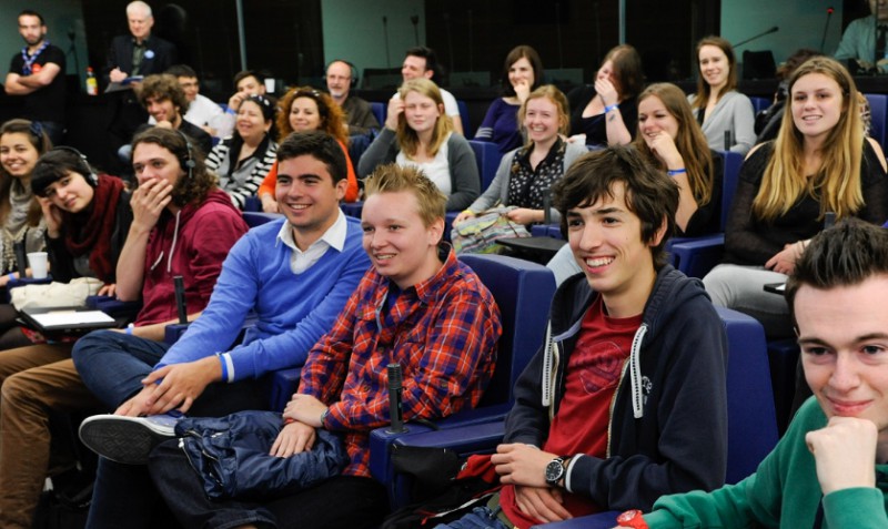 Tiekoties ar Eiropas Parlamenta deputātiem, jaunieši izzinās iespējas darboties parlamentā