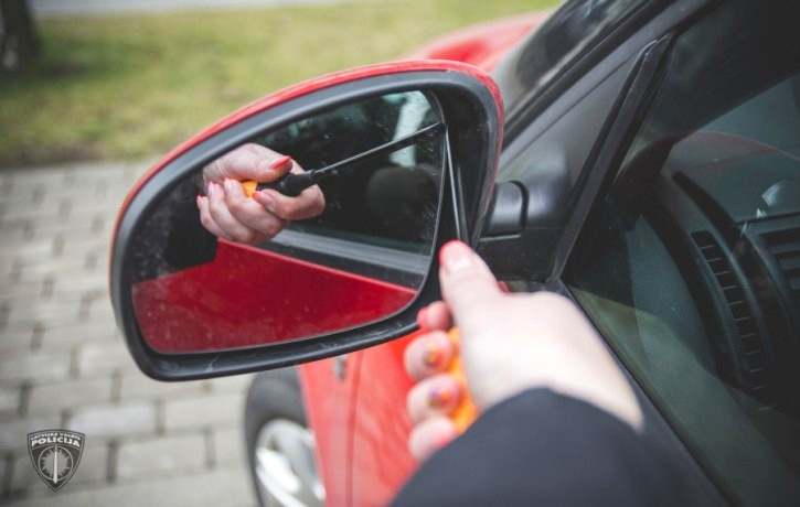 Aizturēta 26 gadus veca sieviete, kas zagusi auto spoguļus