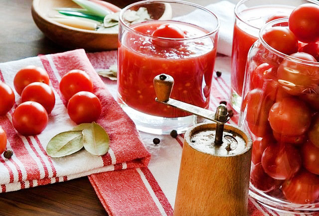 Kā pagatavot tomātus savā sulā?