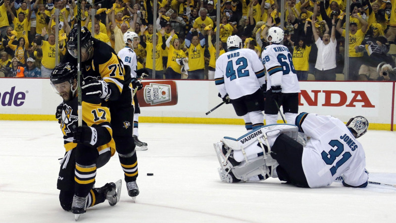 "Penguins" izlaiž 2:0, tomēr 58. minūtē izrauj uzvaru pret "Sharks"