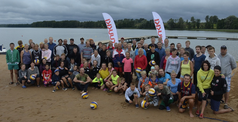 Limbažu Lielezera pludmalē jau 5. reizi turnīrs "Tēvi un dēli"