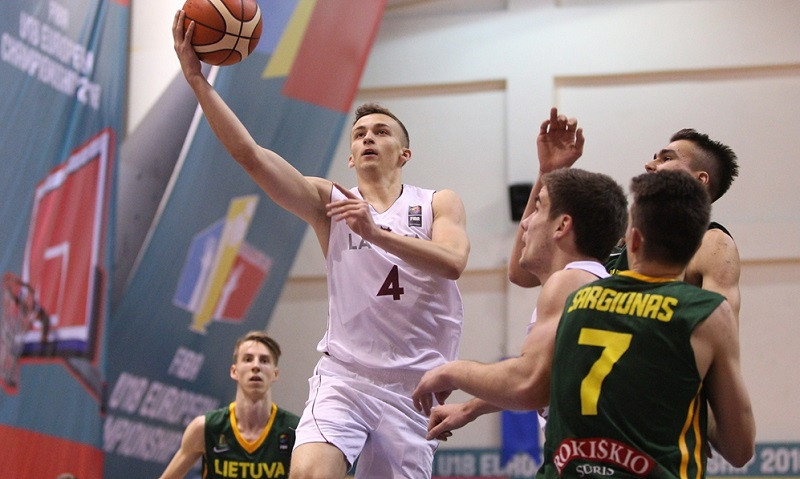 Latvijas U18 izlase EČ sāk ar zaudējumu kaimiņu duelī