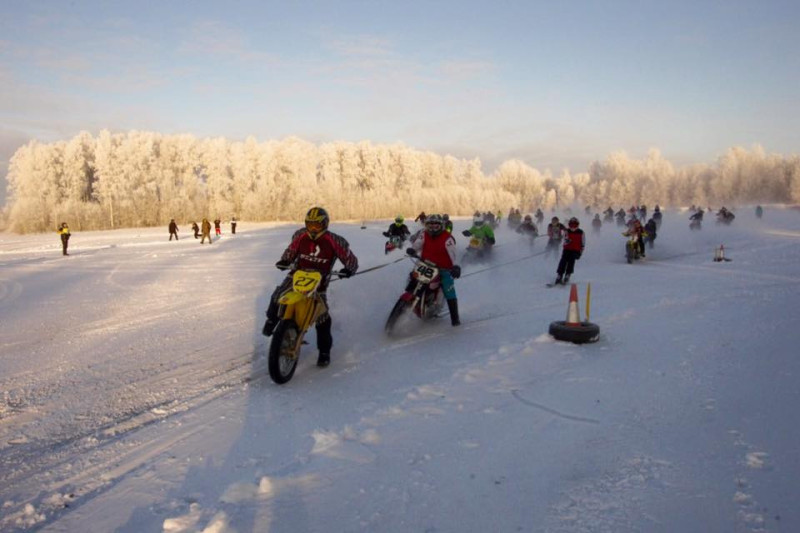 Startējusi skijoringa jaunā sezona, ziemas motokrosā triumfē Jānis Vinters