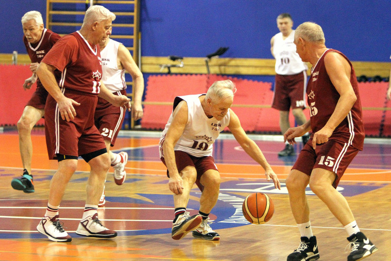 Maksibasketbola čempionātā aizvadītas turnīra otrās daļas pirmās spēles