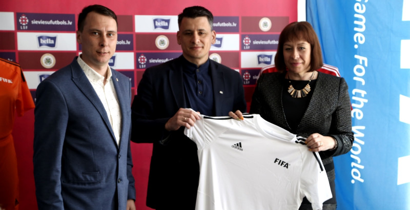 Sešiem Latvijas sieviešu futbola klubiem pasniegts FIFA dāvātais ekipējums
