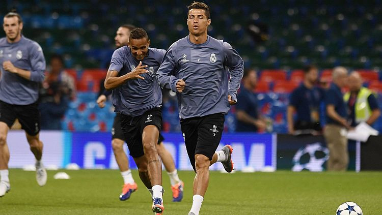 Madrides ''Real'' futbolisti pirms Superkausa mācās zīmju valodu