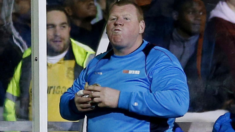 FA piespriež sankcijas vārtsargam, kurš mačā pret ''Arsenal'' apēda pīrāgu