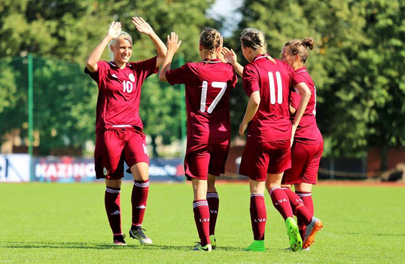 Latvijas sieviešu futbola izlase rangā pakāpjas par trīs vietām