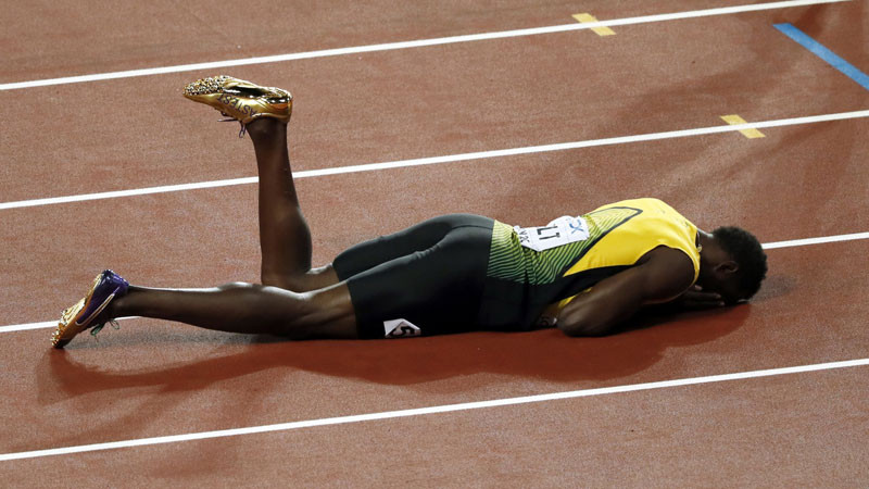 Feters triumfē ar gandrīz 90 metru tālu metienu, Bolts atvadās ar traumu