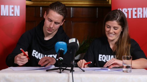 Norvēģijā vēsturiska vienošanās: sieviešu un vīriešu izlases turpmāk saņems vienādu finansējumu