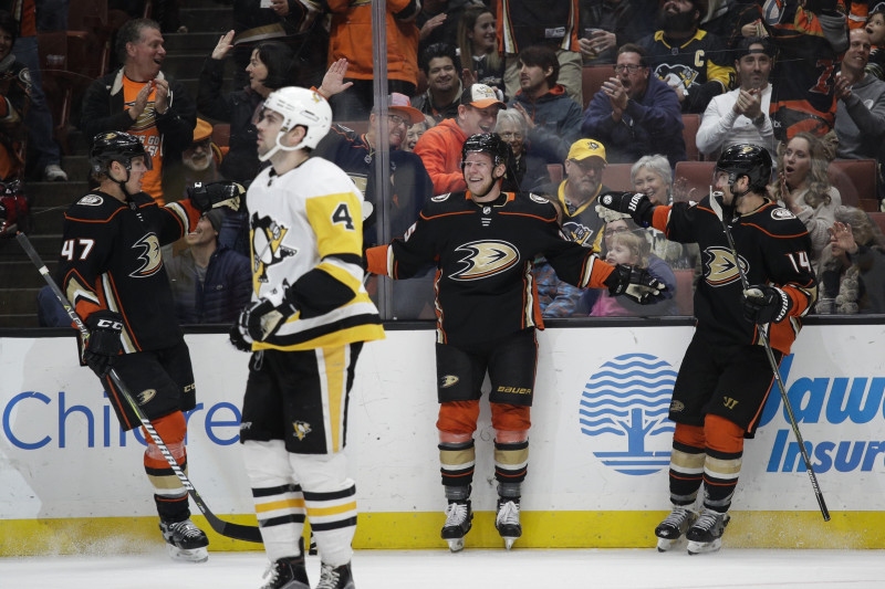 "Ducks" iemet četrus trešdaļā un pārtrauc "Penguins" sēriju, "Bruins" sagādā vilšanos Žiljēnam