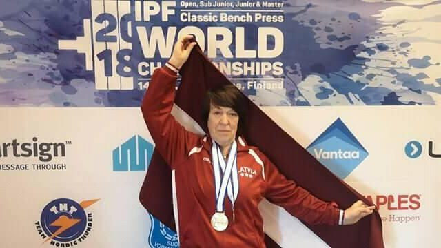 Vecmāmiņa no Latvijas sasniedz Eiropas rekordu pauerliftingā